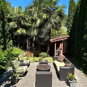 Apartment Garden Oasis Near Popular Main Street, Vancouver